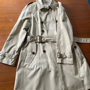 Classic banana republic women’s trench coat never worn